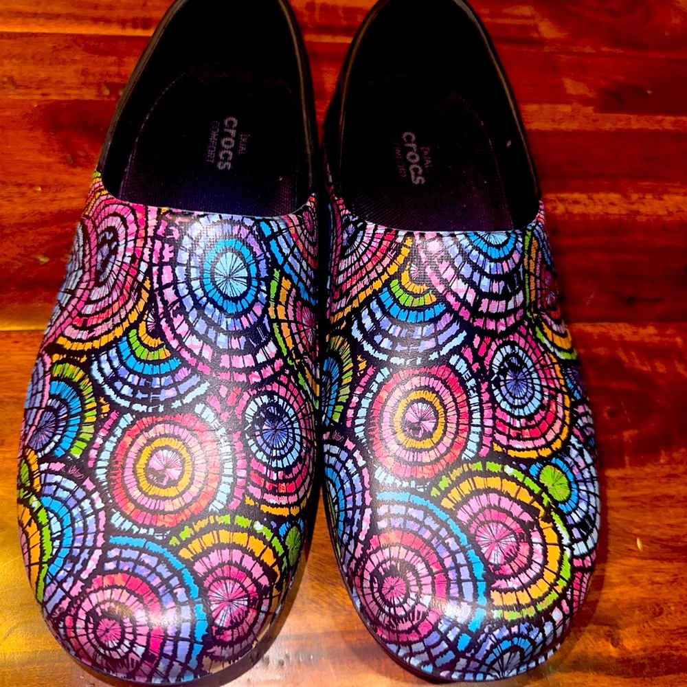Crocs  Dual Comfort Crocs, Clogs, Slip On Shoes, Size 7